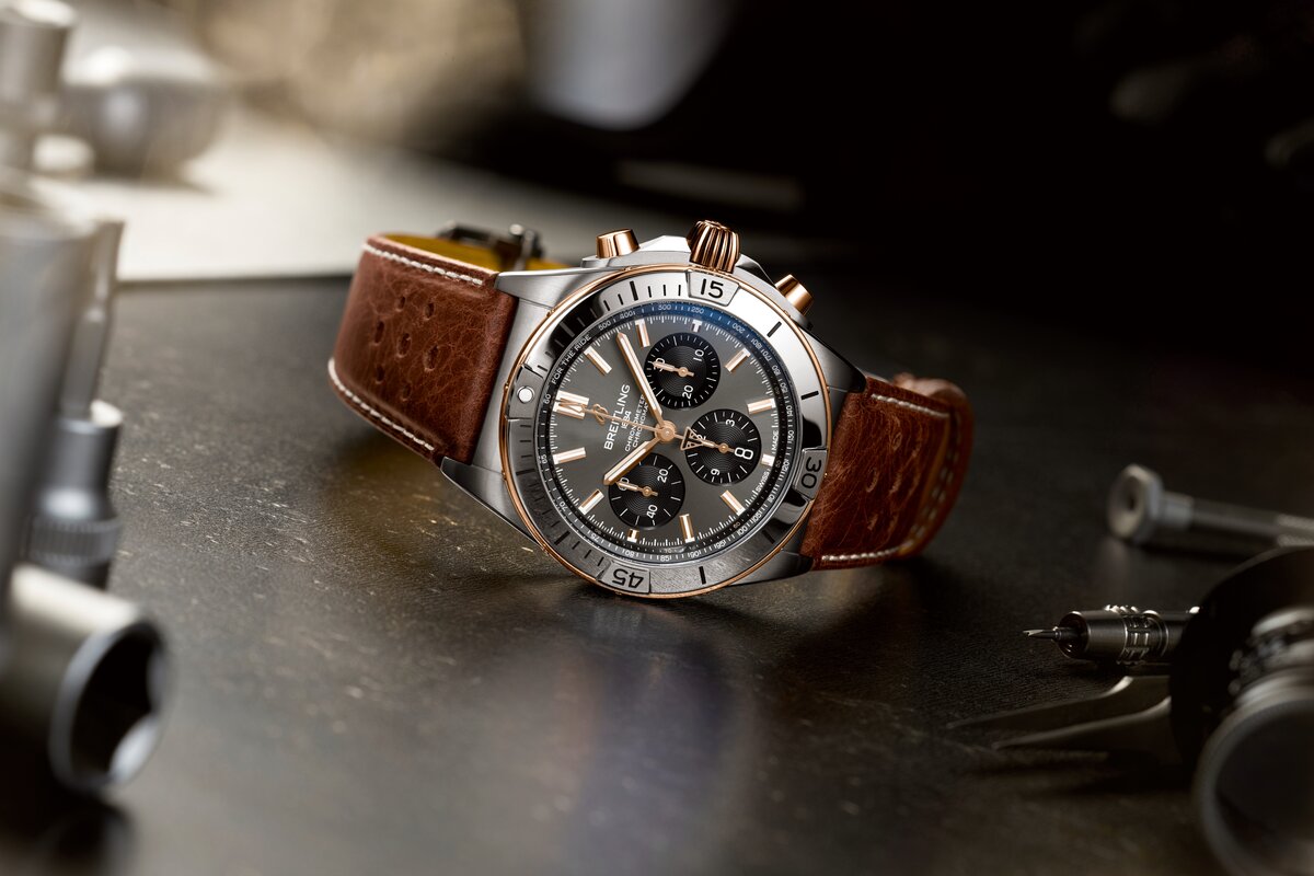 TB0134101M1X1_Chronomat-B01-42-Triumph-StillLife_RVB.jpg