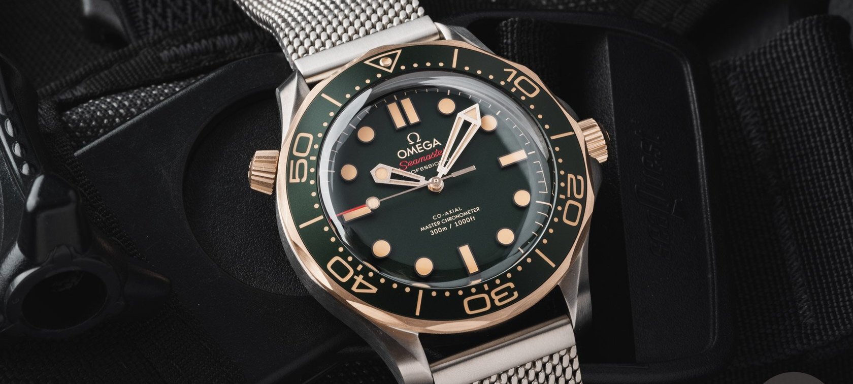 Omega-Seamaster-300M-Ti-Green-21090422010001-3.jpg