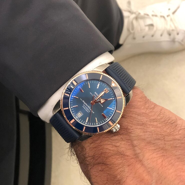 Breitling horloge met een kast in rosé goud op staal, met een wijzerplaat in het blauw en een diameter van 42 mm