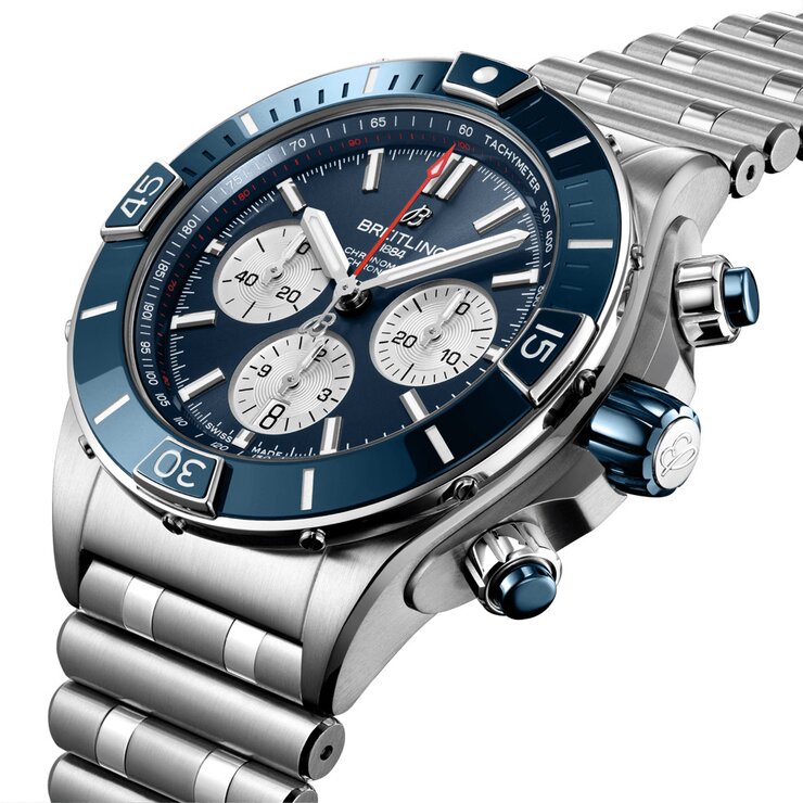 Breitling horloge met een kast in staal, met een wijzerplaat in het blauw en een diameter van 44 mm