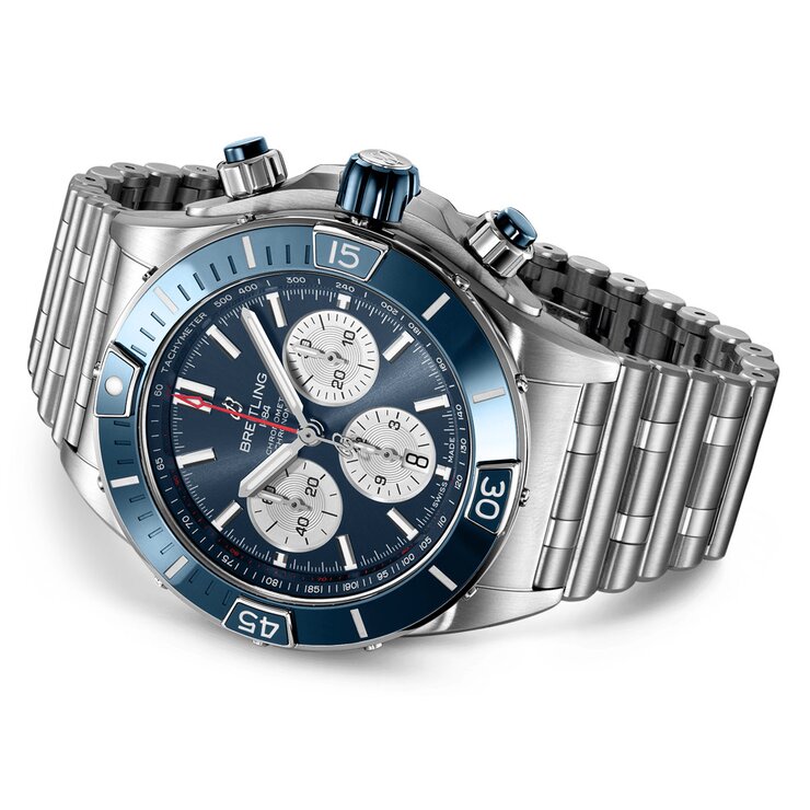 Breitling horloge met een kast in staal, met een wijzerplaat in het blauw en een diameter van 44 mm