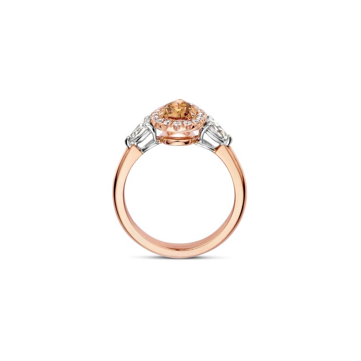 The Exclusive Collection verlovingsring in rosé goud 18kt met bruine peervormige diamant als hoofdsteen omringd door briljanten van 0,61 karaat