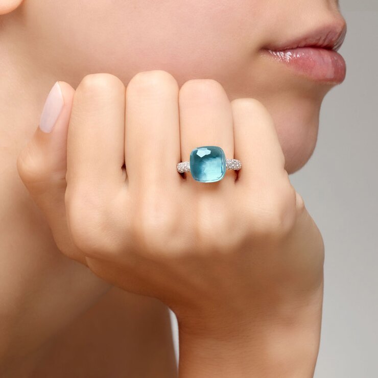 Pomellato ring in wit goud 18kt met topaas blauw omringd door briljanten van 0,73 karaat